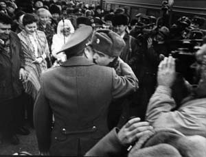 встреча на центральном вокзале волгограда. комендант города генерал-лейтенант рохлин встречает 20-ю дивизию генерал-маора михайлова. фото игоря гольдберга